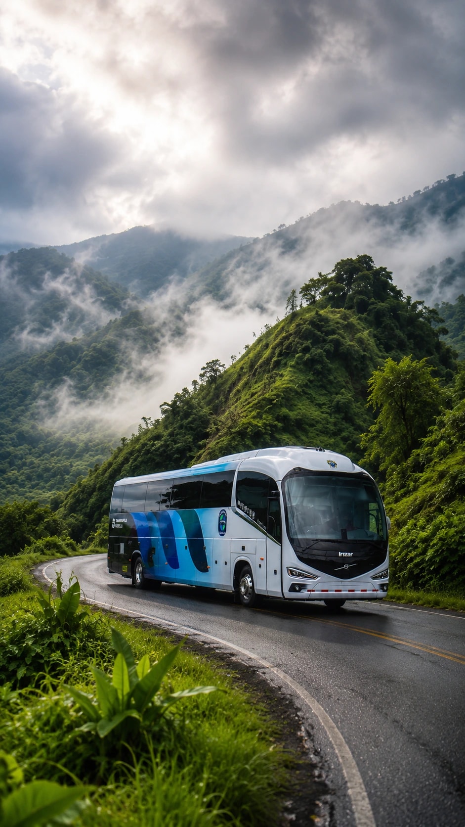 Autobús Irizar de Transportes Padilla en carretera de montaña en Costa Rica